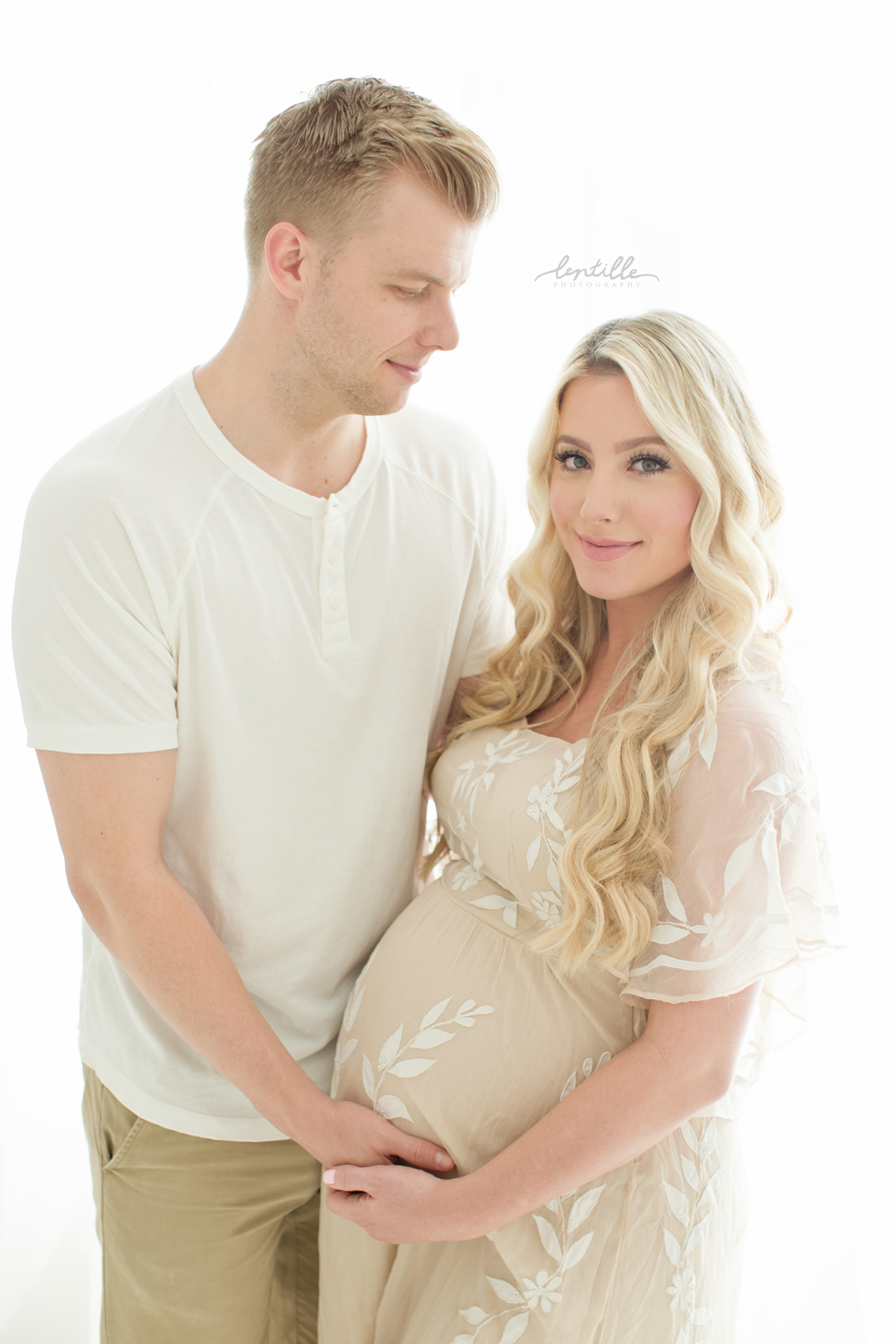 Katelyn Jones Blogger A Touch of Pink husband and wife Maternity Photoshoot