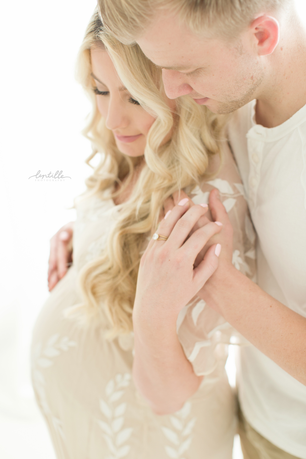 Katelyn Jones Blogger A Touch of Pink Maternity Photos