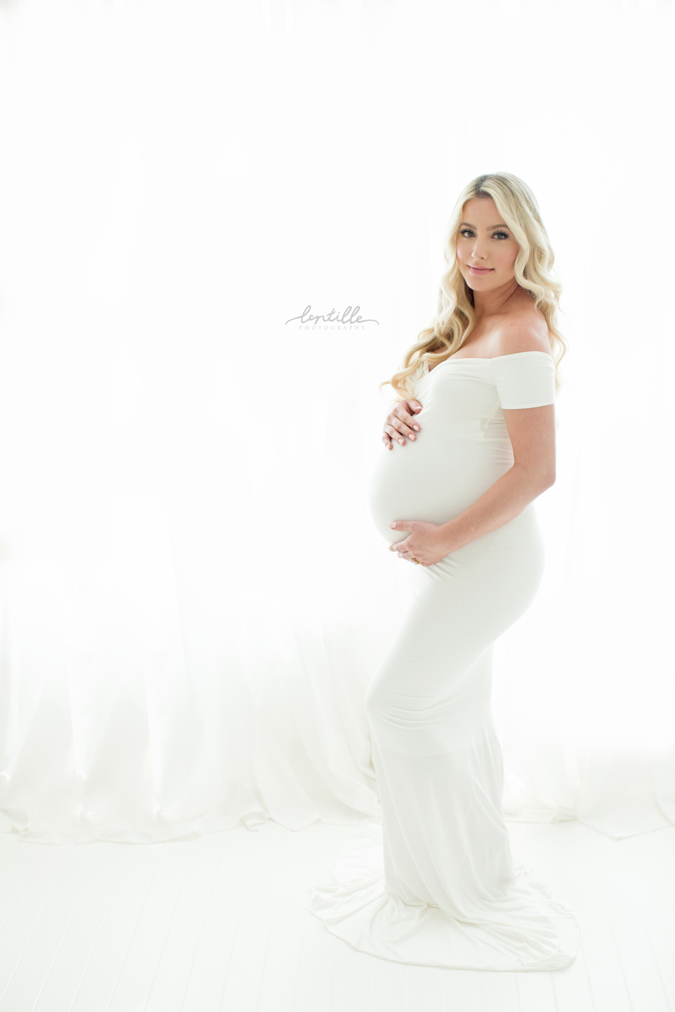 Katelyn Jones Blogger A Touch of Pink Pretty Maternity Photos 