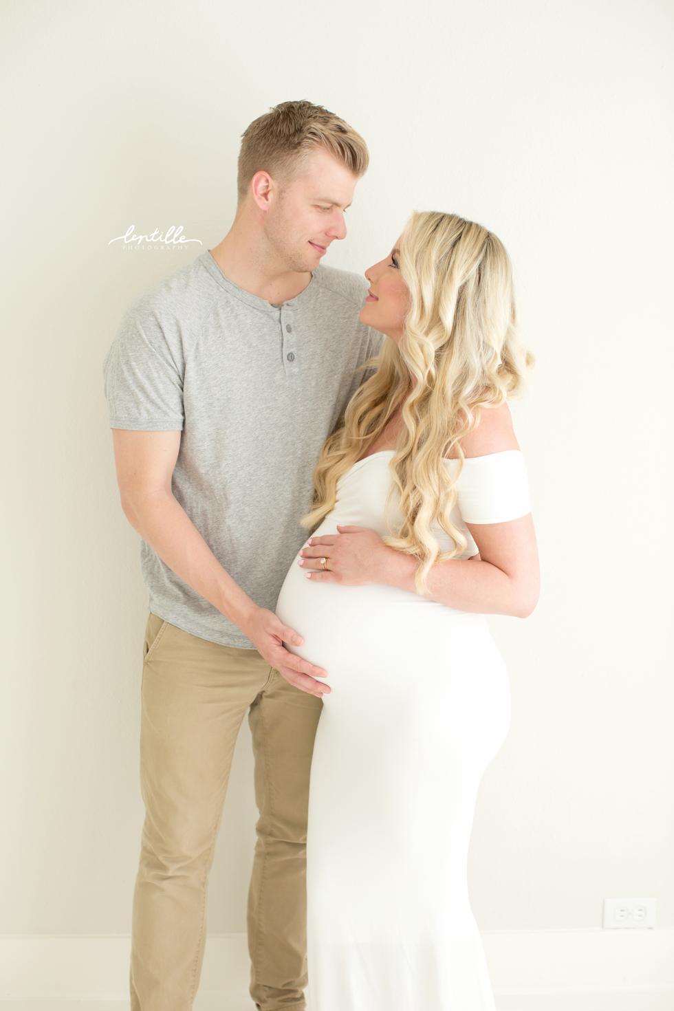 Katelyn Jones Blogger A Touch of Pink Maternity session husband and wife
