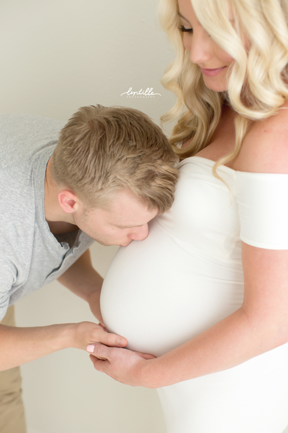 Katelyn Jones Blogger A Touch of Pink husband kissing baby bump