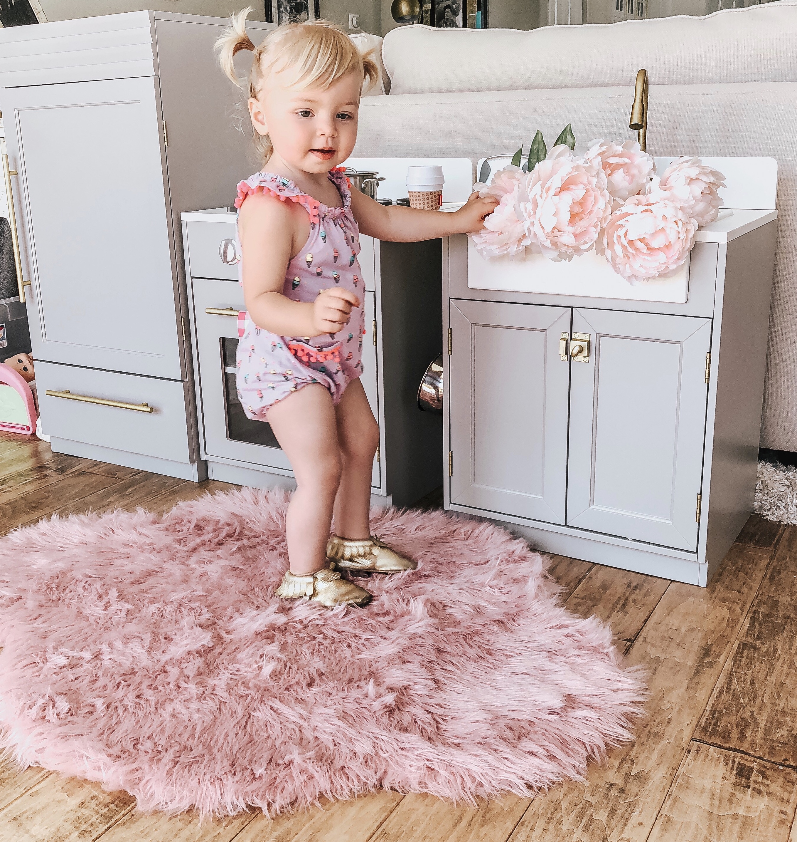 Lifestyle Blogger Katelyn Jones of A Touch of Pink Blog share her daughter's 18-19 month update