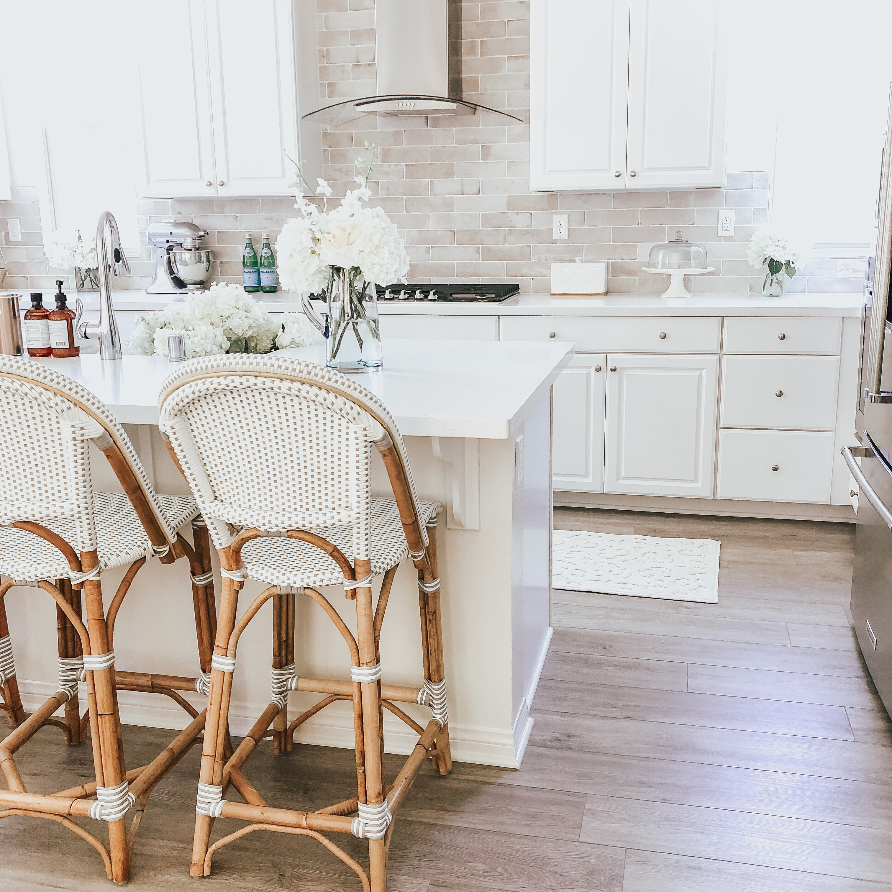 Lifestyle Blogger Katelyn Jones shares the home decor of her kitchen