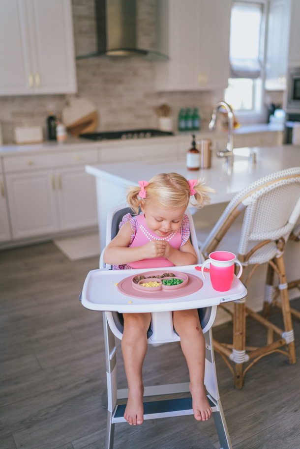 Mommy Blogger Katelyn Jones of A Touch of Pink Blog shares the 4moms high chair she uses for meal time